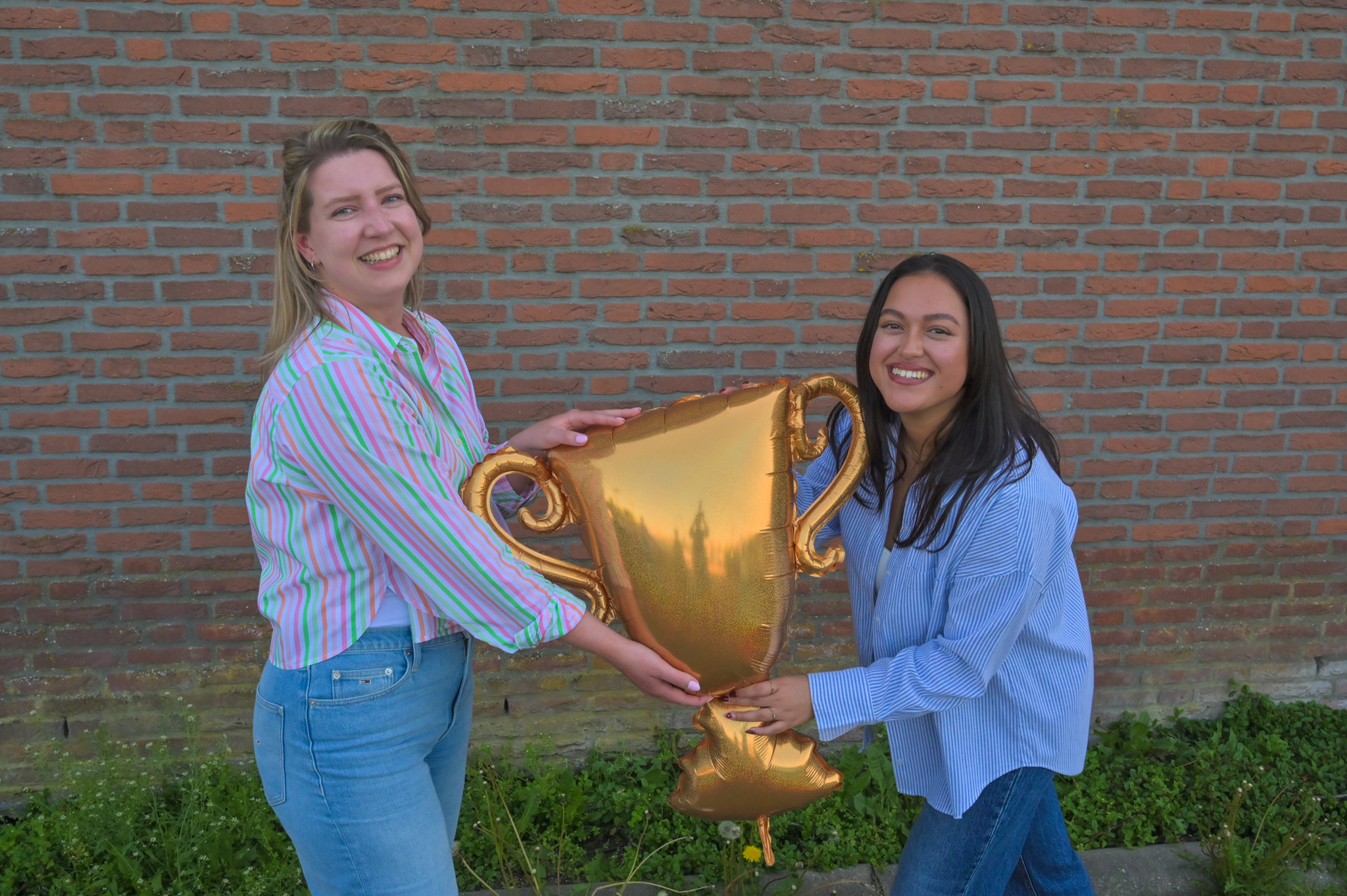 Recruiter en collega met trofee