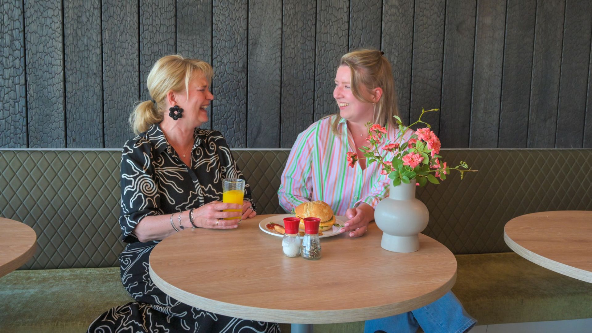 collega's lunchen in bedrijfsrestaurant