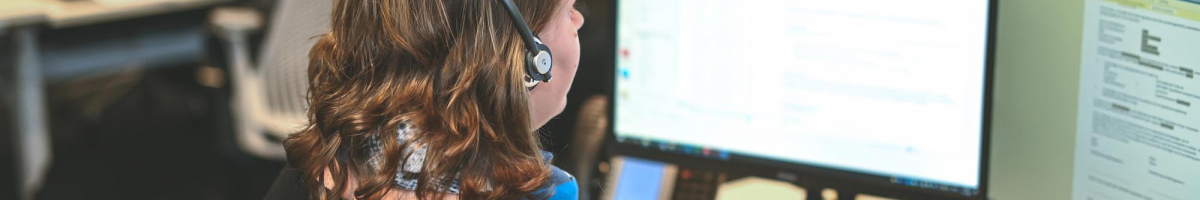 Commercieel medewerker binnendienst werkt achter computer