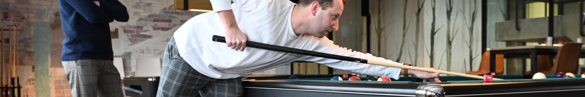 twee medewerkers aan het poolen