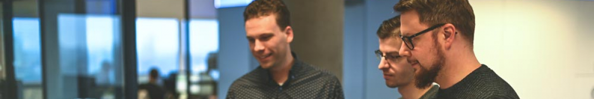 vier ICT-ers kijken naar scherm