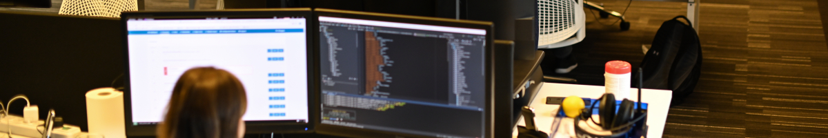 Medewerkers Data achter computer