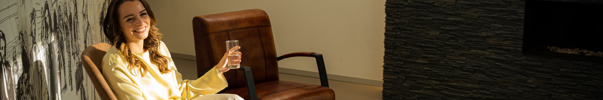 Jonge collega zit relaxed op stoel