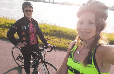 Twee collega's op de fiets
