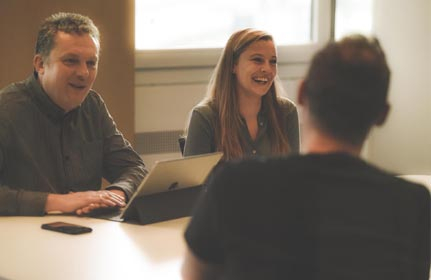 Recruiter Femke in gesprek sollicitant