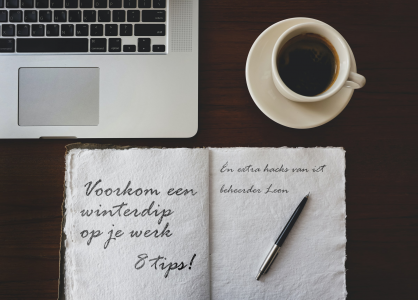 Laptop met koffie en schrijfblok