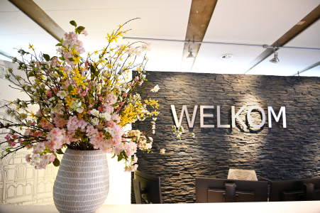 Welkom met bloemen bij de receptie