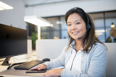 Vrouw met headset aan werkplek